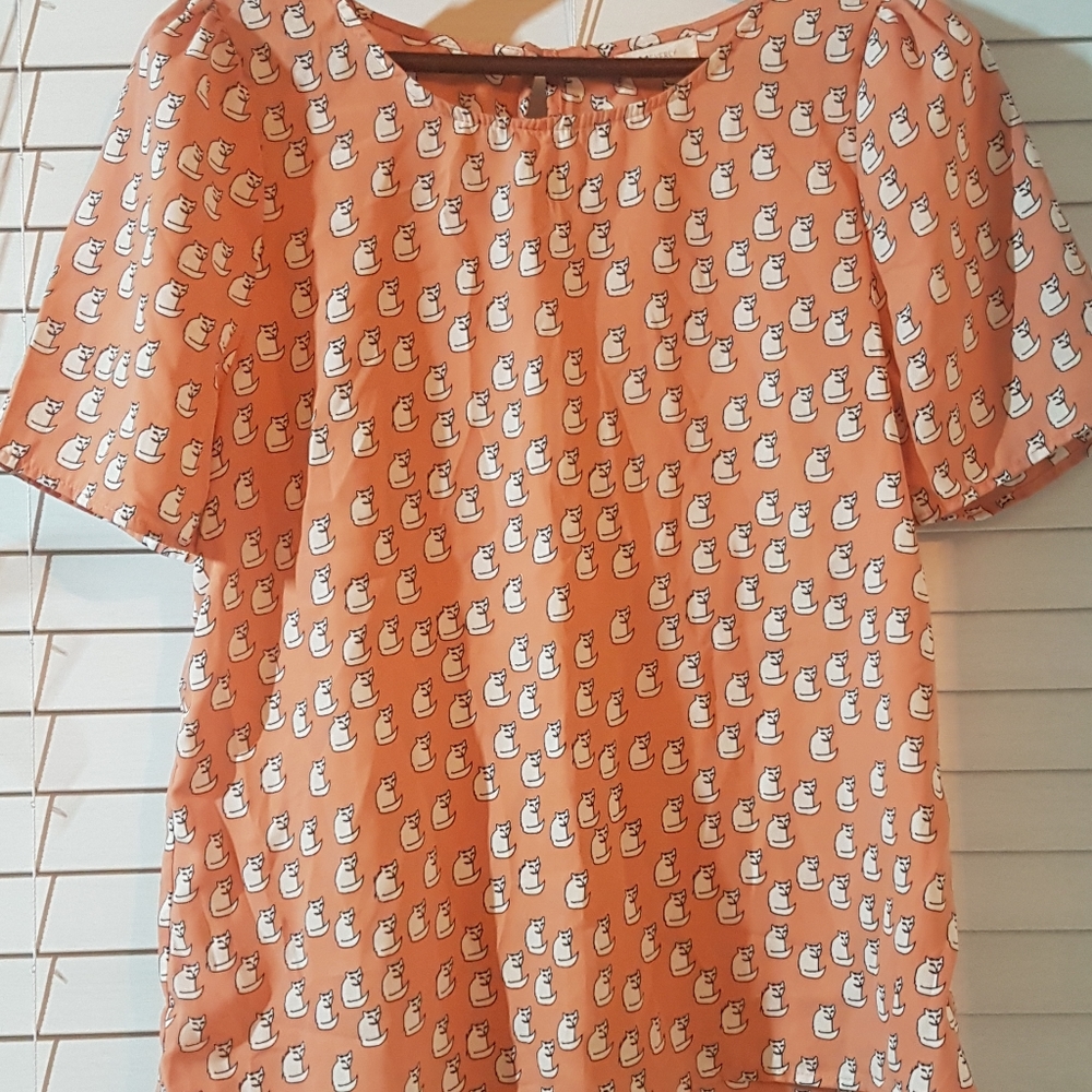 EUC Size M peach Everly cat-print blouse